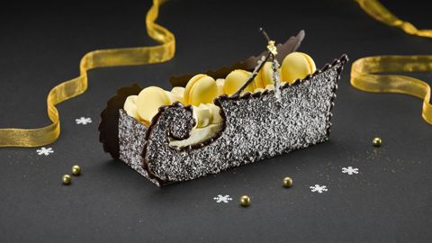 La bûche traîneau mangue-passion abrite une bavaroise à l’extrait de vanille Tahitensis. © Sébalcé La bûche traîneau mangue-passion abrite une bavaroise à l’extrait de vanille Tahitensis. © Sébalcé